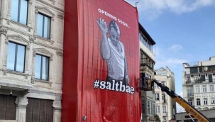 Skandal uygulama! Tarihi binaya Nusret Gökçe posteri asıldı