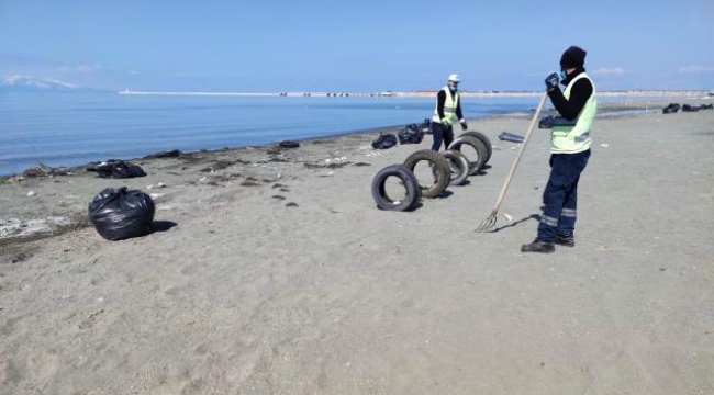 Belediye ekipleri Van Gölü sahilinde temizlik yaptı