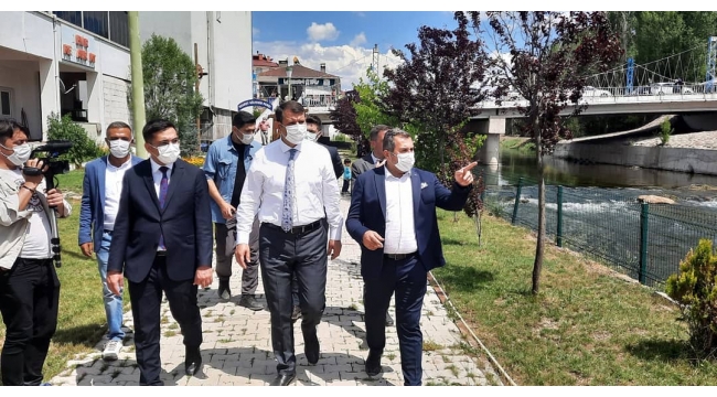 Sivas Vali'si Salih Ayhan, İmranlı Belediye Başkanı Murat Açıl birlikte incelemelerde bulundu