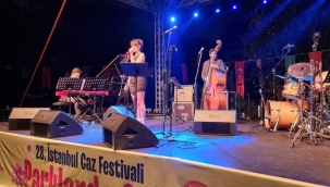 BEŞİKTAŞ'TA 'CAZ FESTİVALİ' SANATÇILAR PARKI'NDA VATANDAŞLARI COŞTURDU