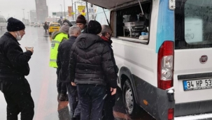 BEŞİKTAŞ BELEDİYESİ KAR'DA SOĞUK HAVA'DA , VATANDAŞLARA SICAK ÇORBA DAĞITIYOR