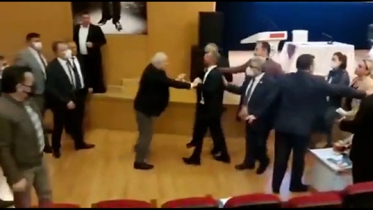 Belediye Meclisi'nde CHP ve MHP'liler birbirlerine girdi
