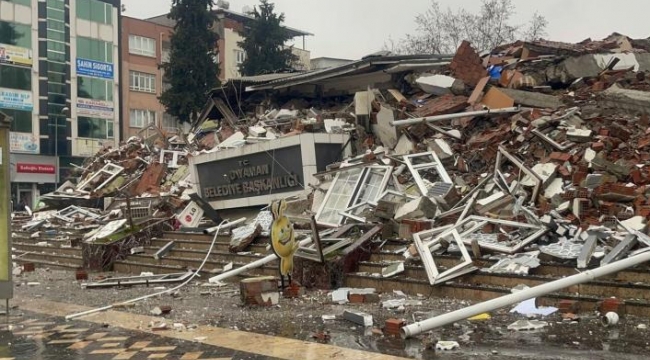 Adıyaman Belediye Başkanlığı binası depremde yıkıldı