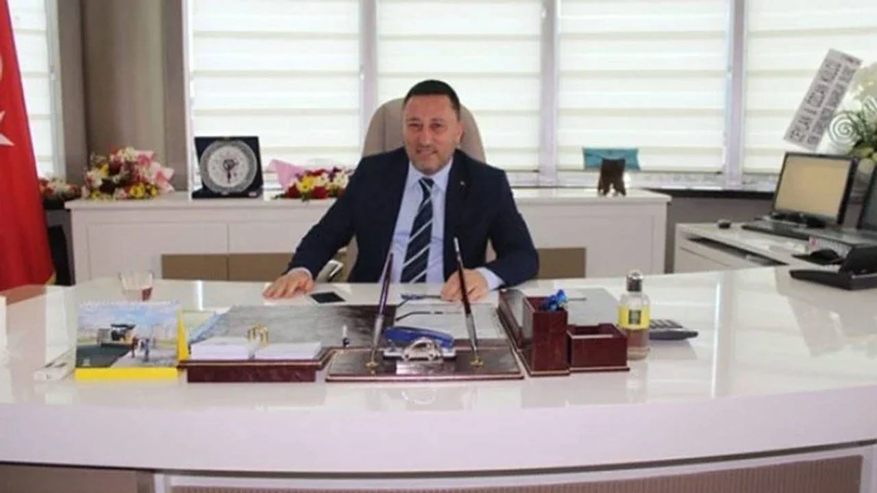 Eski AKP'li belediye başkanının evine baskın