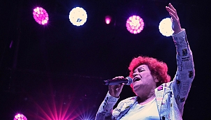 1 EYLÜL DÜNYA BARIŞ GÜNÜ'NDE SELDA BAĞCAN BEŞİKTAŞ'TA SAHNE ALDI